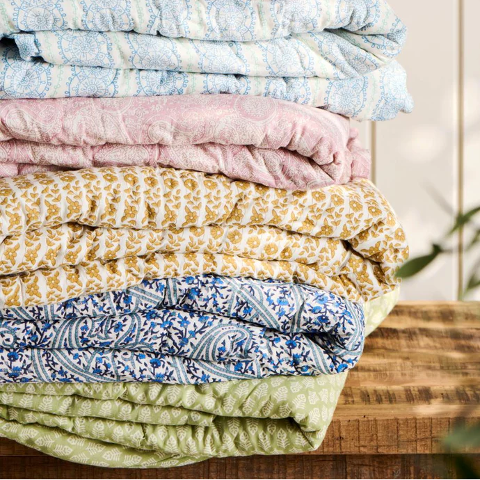 Ib Laursen - "Caja " quilt/vattæppe - støvgrøn m/hvide blomster
