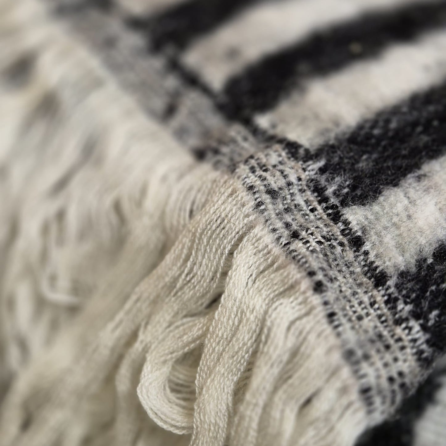 Plaid - uld mix - sort og hvid - striber