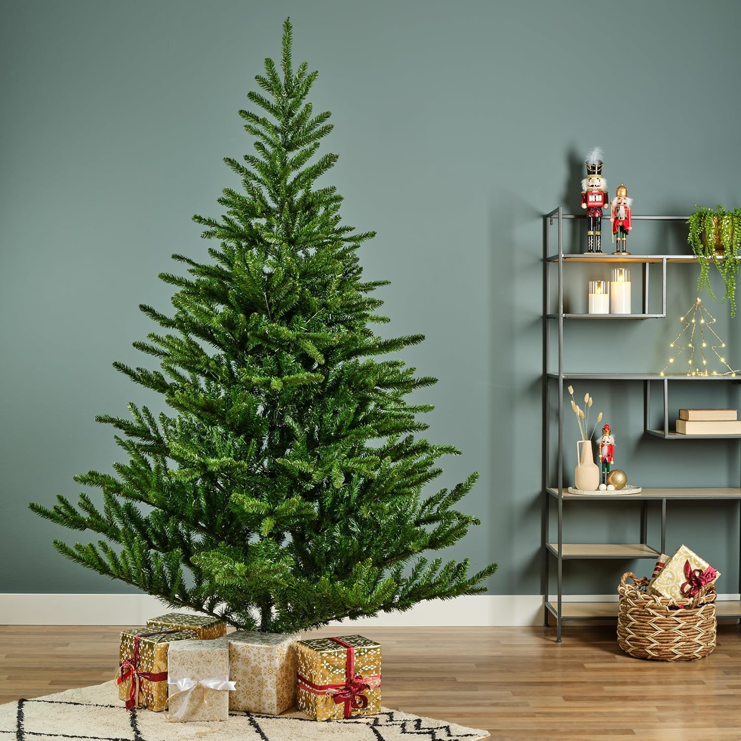 Juletræ H: 2,4 m Ø: 1,74 m