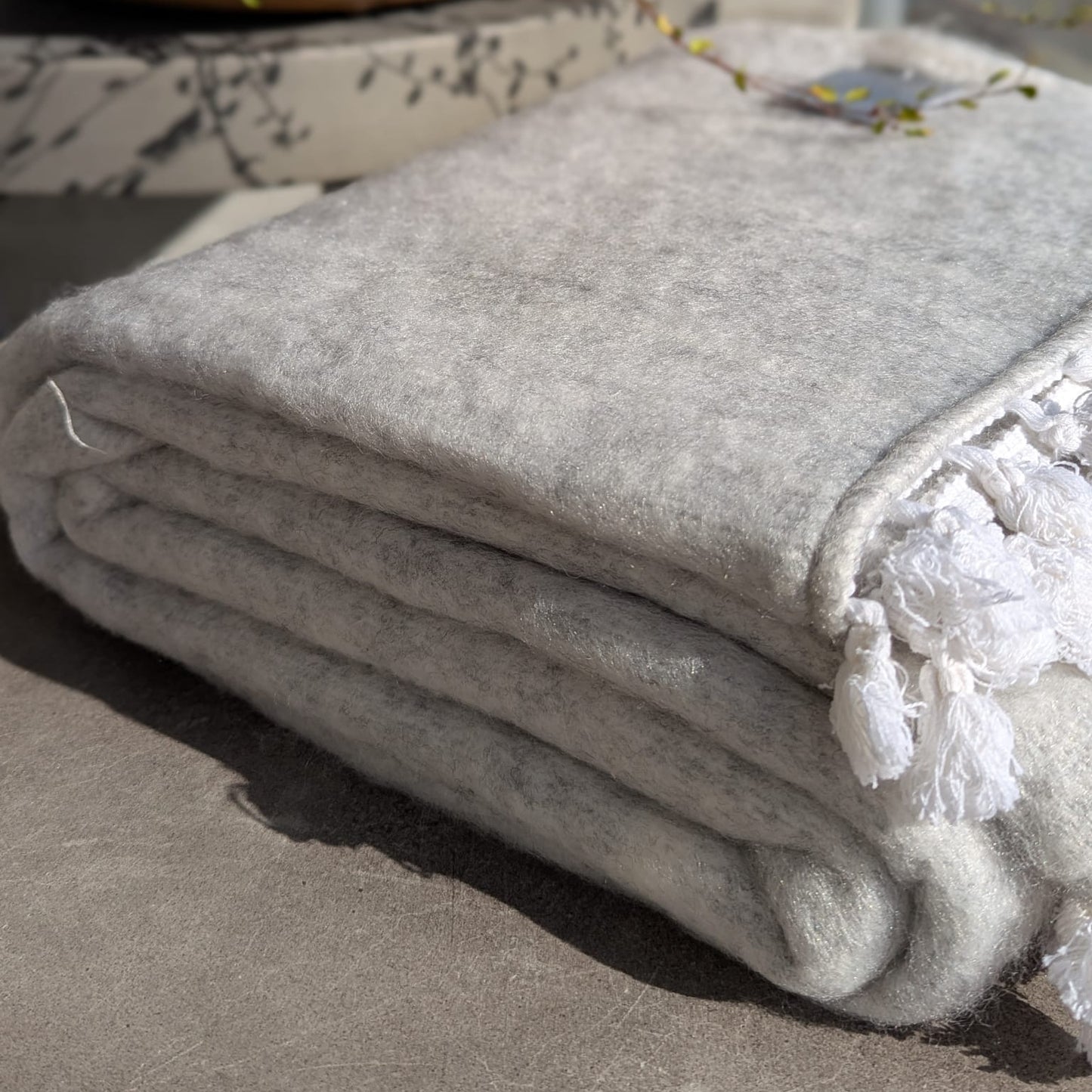 Hygsom - plaid - uld mix - grå m. hvide frynser