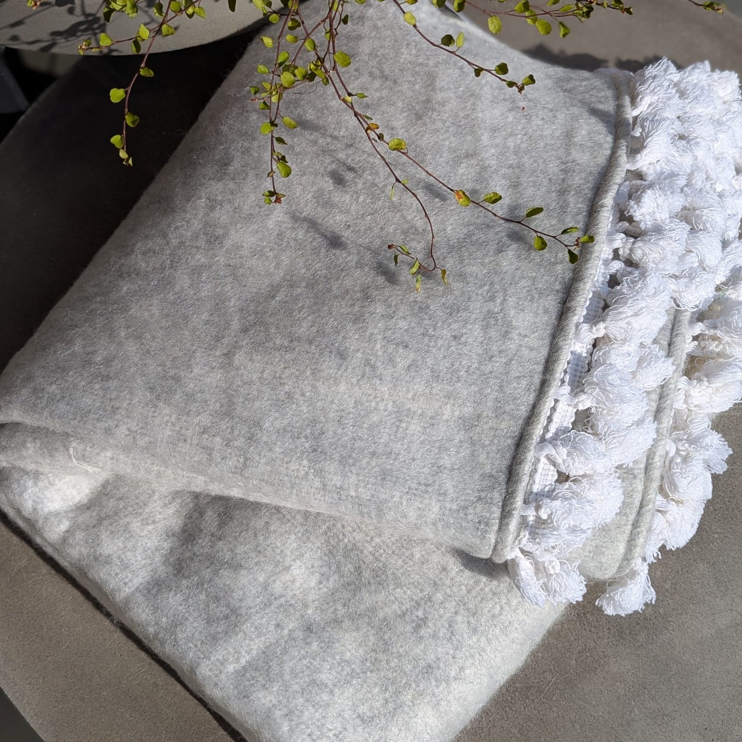 Hygsom - plaid - uld mix - grå m. hvide frynser