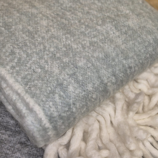 Hygsom - Plaid - grå med svag grønlig nuance - m. frynser