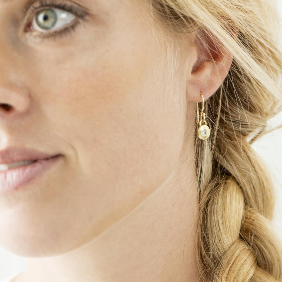 Øreringe m/1 lille sten messing - belagt med 18 karat guld. Lotus