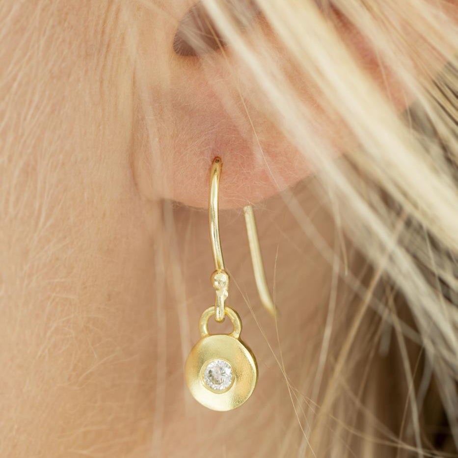 Øreringe m/1 lille sten messing - belagt med 18 karat guld. Lotus