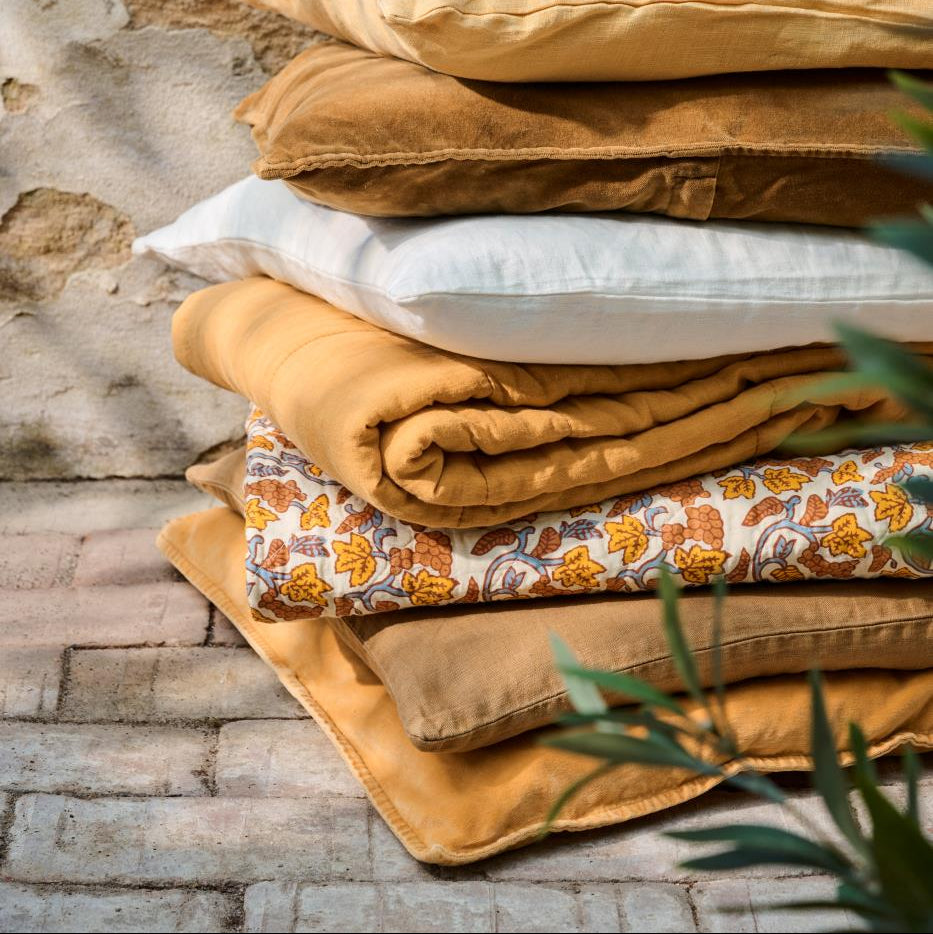 Ib Laursen - Quilt/Vattæppe- Naturfarvet m/Grå, Gule, Orange Vinranker