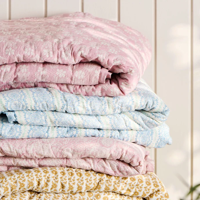 Ib Laursen - "Aya" quilt/vattæppe - rosa malva m/hvidt paisleymønster