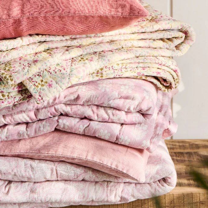Ib Laursen - "Aya" quilt/vattæppe - rosa malva m/hvidt paisleymønster