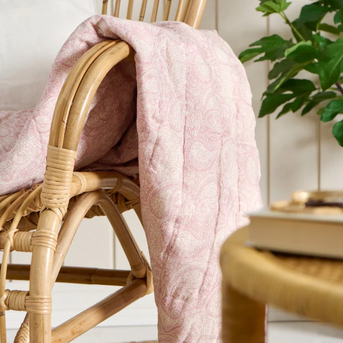 Ib Laursen - "Aya" quilt/vattæppe - rosa malva m/hvidt paisleymønster