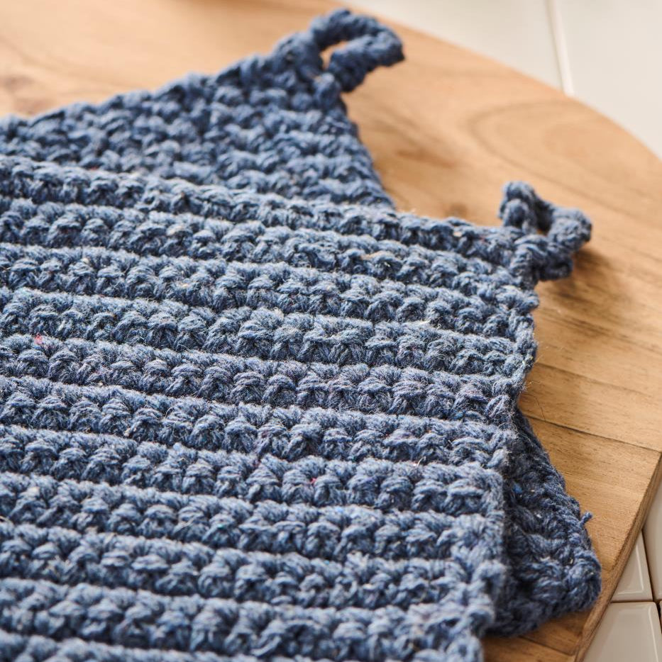 Ib Laursen - hæklet grydelap - midnight blue - B: 20 H: 0,8 L: 20 cm