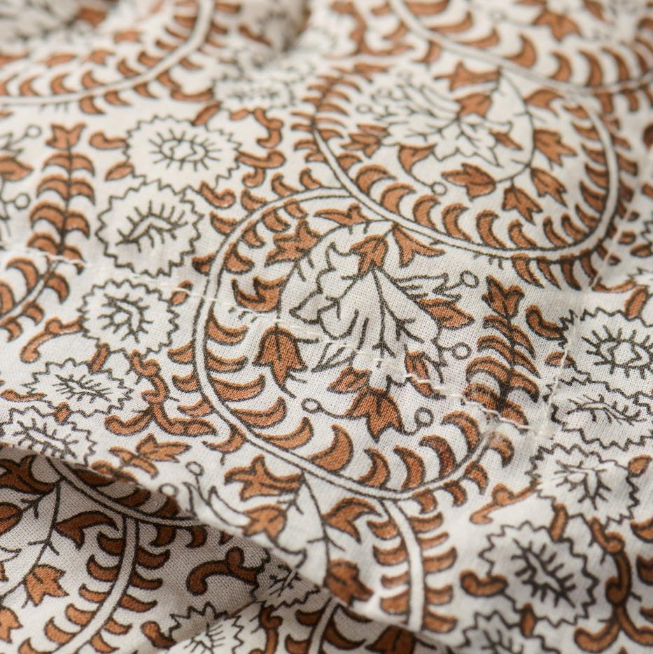 Ib Laursen - "Charlotte" quilt/vattæppe - brunt bladrankemønster
