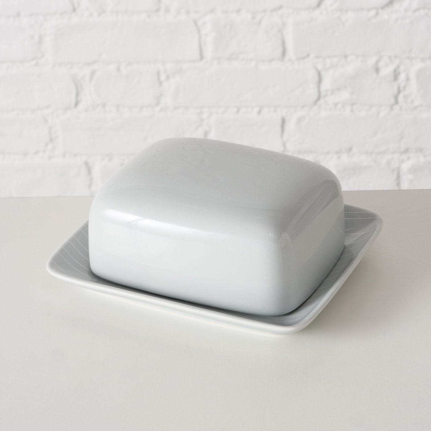 Smørboks -  lysegrå porcelæn m. hvide striber - 14 x 17 x 7 cm