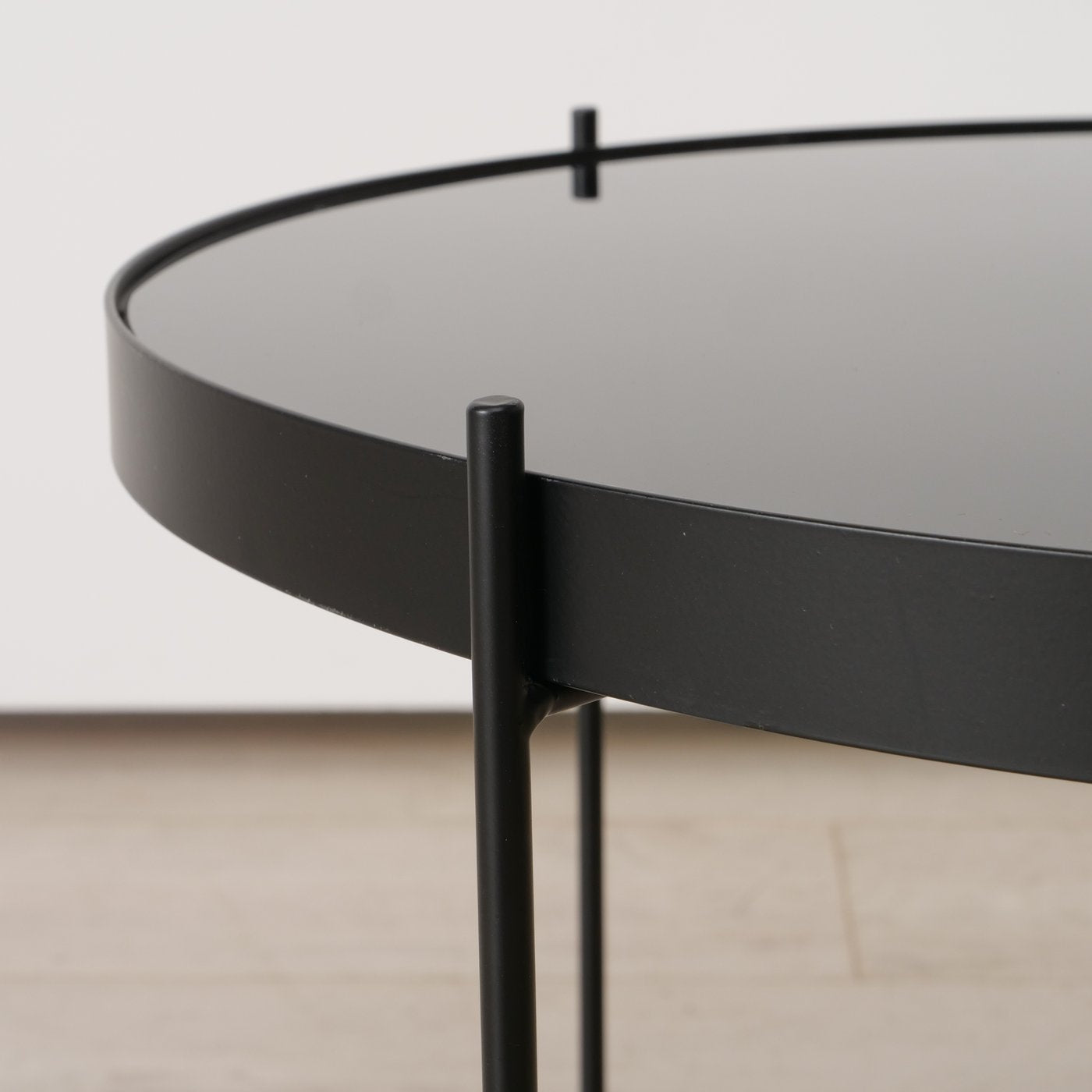 Sort bord med metalben _4