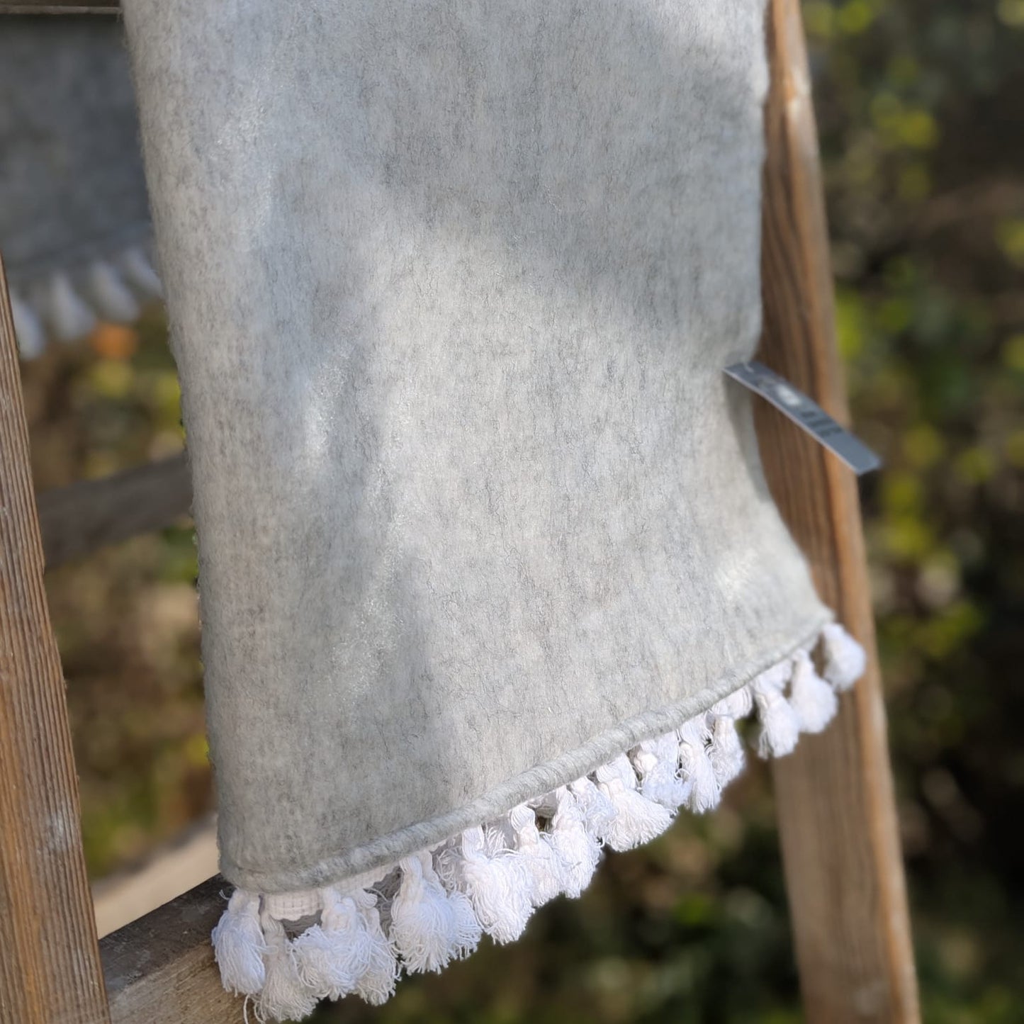 Hygsom - plaid - uld mix - grå m. hvide frynser