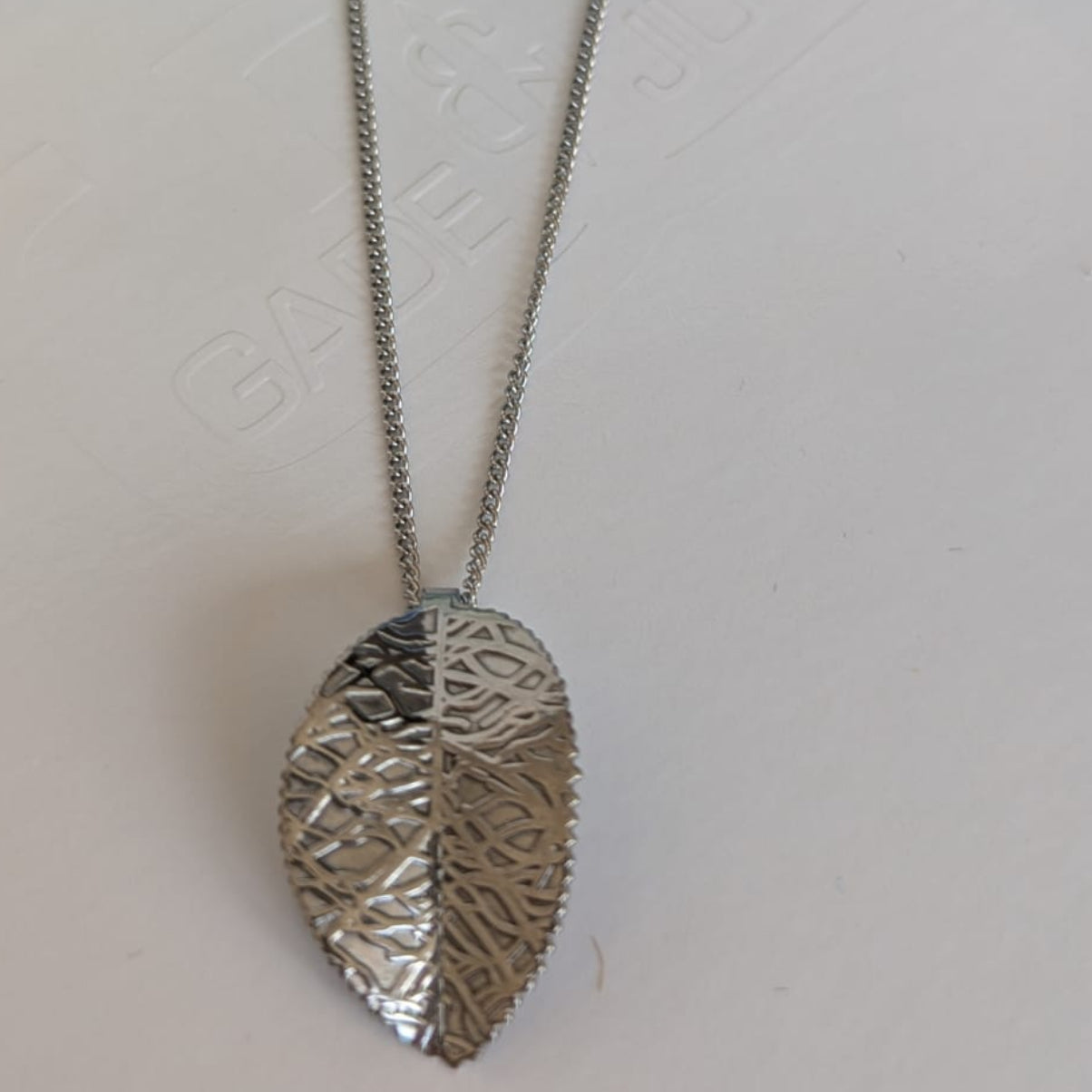 Gade & Juul - Halskæde Inklusiv Vedhæng - 35 cm - Kirurgisk Stål - Leaf