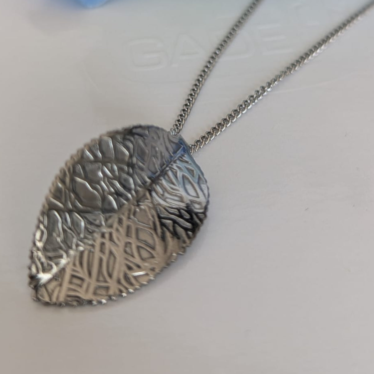 Gade & Juul - Halskæde Inklusiv Vedhæng - 35 cm - Kirurgisk Stål - Leaf