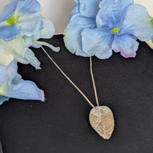 Gade & Juul - Halskæde Inklusiv Vedhæng - 35 cm - Kirurgisk Stål - Leaf