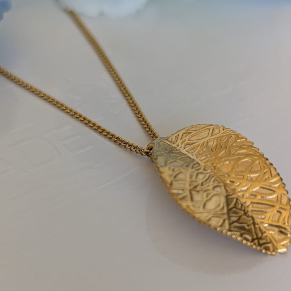 Gade & Juul - Halskæde inkl. Vedhæng - 45 cm - Kirurgisk Stål - Guld Look - Leaf