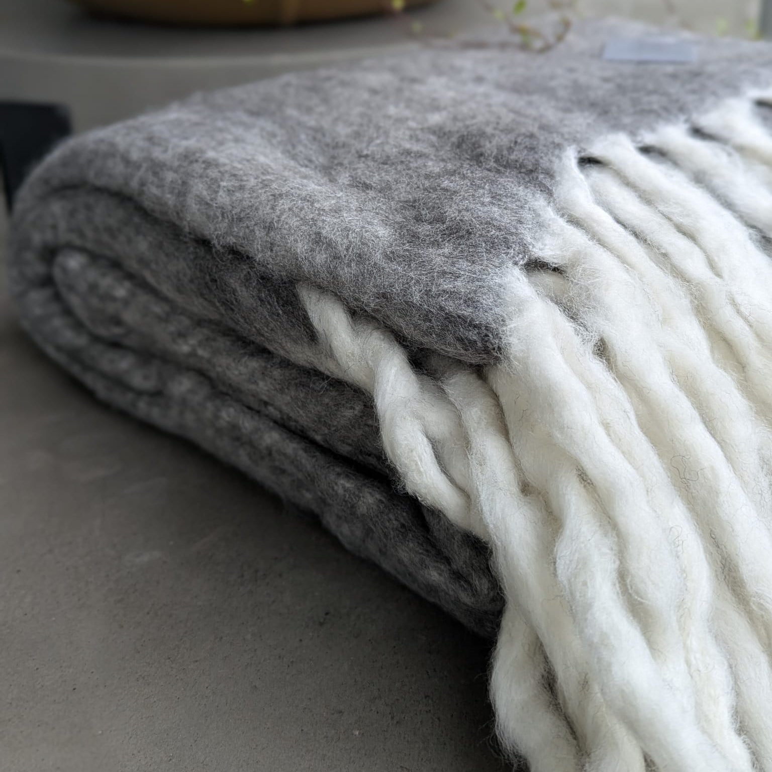 plaid - uld - grå med hvide frynser_3