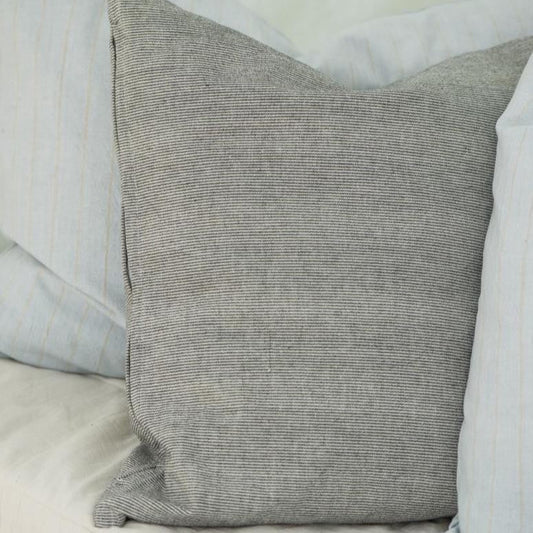 Ib Laursen - pudebetræk - sort m. beige striber - 50 x 70 cm